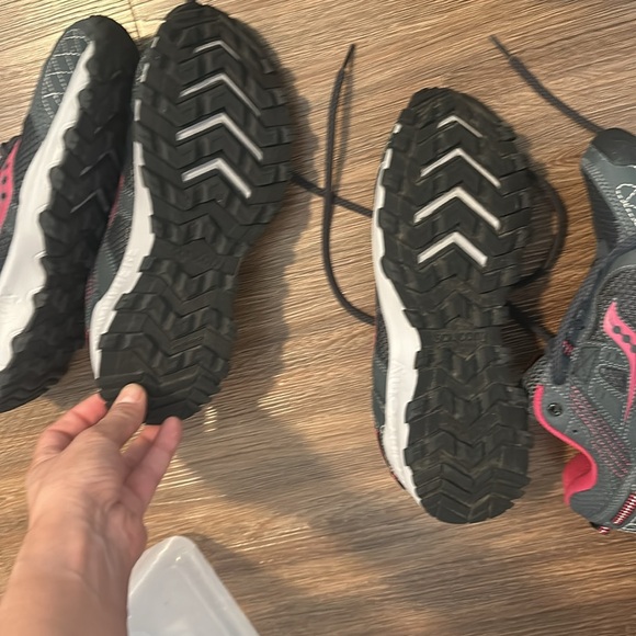 Saucony woman’s grid raptor TR  running shone size 8 gray/magenta like new - Picture 3 of 7